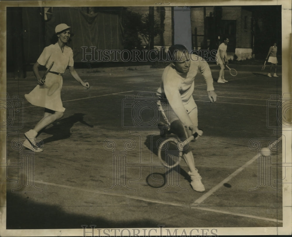 1941 Press Photo Dr and Mrs.A.A Holbrook at mixed doubles tournament