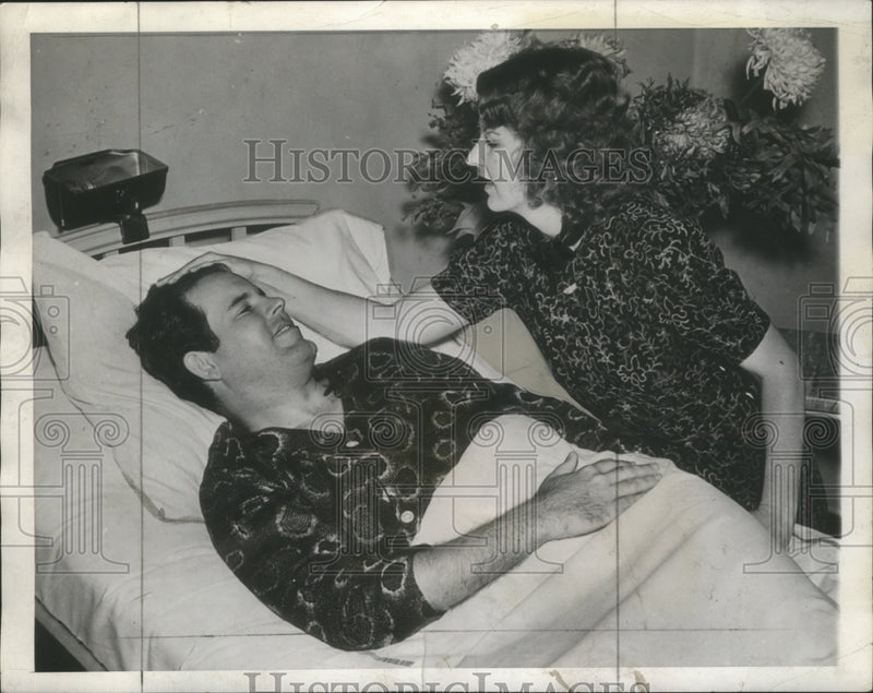 Load image into Gallery viewer, 1937 Press Photo Woman comforts husband in hospital bed - nef59270
