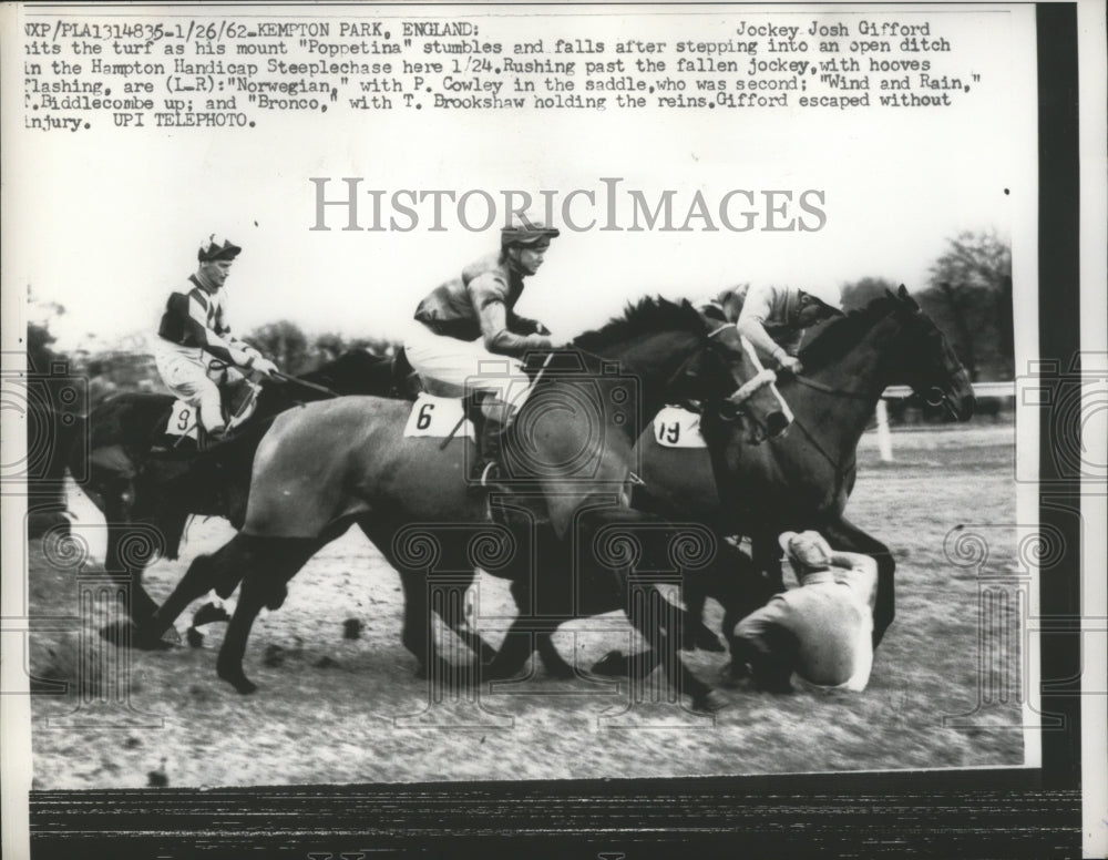 1962 Press Photo Poppetina falls after in open ditch at Kempton Park England- Historic Images