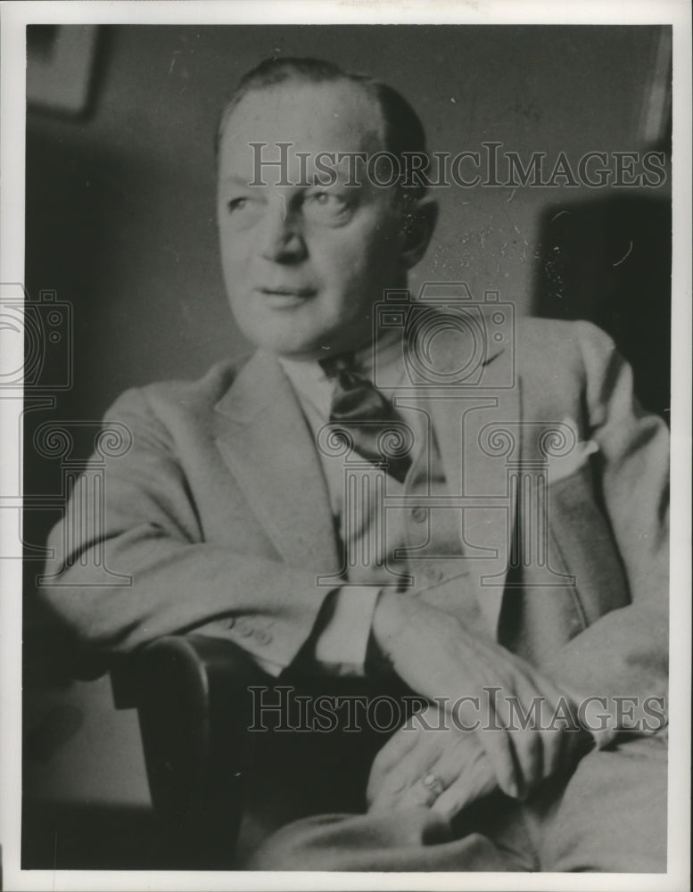 Load image into Gallery viewer, 1953 Press Photo Walter Kinder, Probate Judge - nef59474
