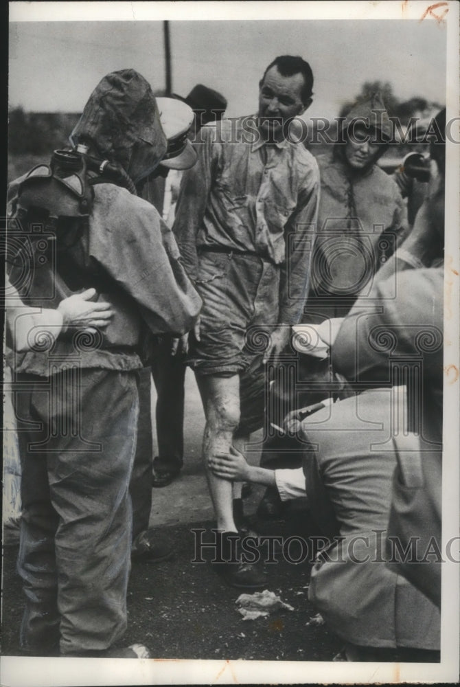 1949 Press Photo Lt.Comm.A.B.Mullen shows Navy the spectacular firefighting suit