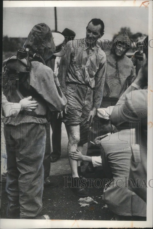 1949 Press Photo Lt.Comm.A.B.Mullen shows Navy the spectacular firefighting suit