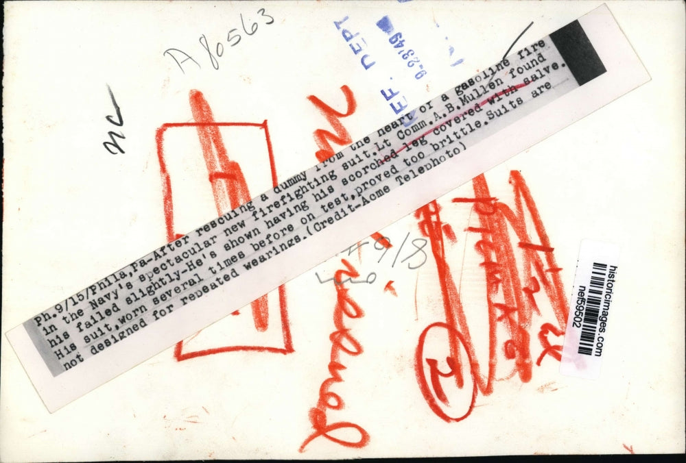 1949 Press Photo Lt.Comm.A.B.Mullen shows Navy the spectacular firefighting suit