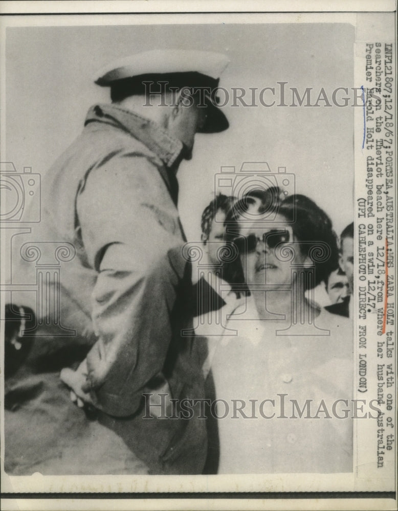 1967 Press Photo Mrs.Zara Holt talked with searchers on the Theviot Beach