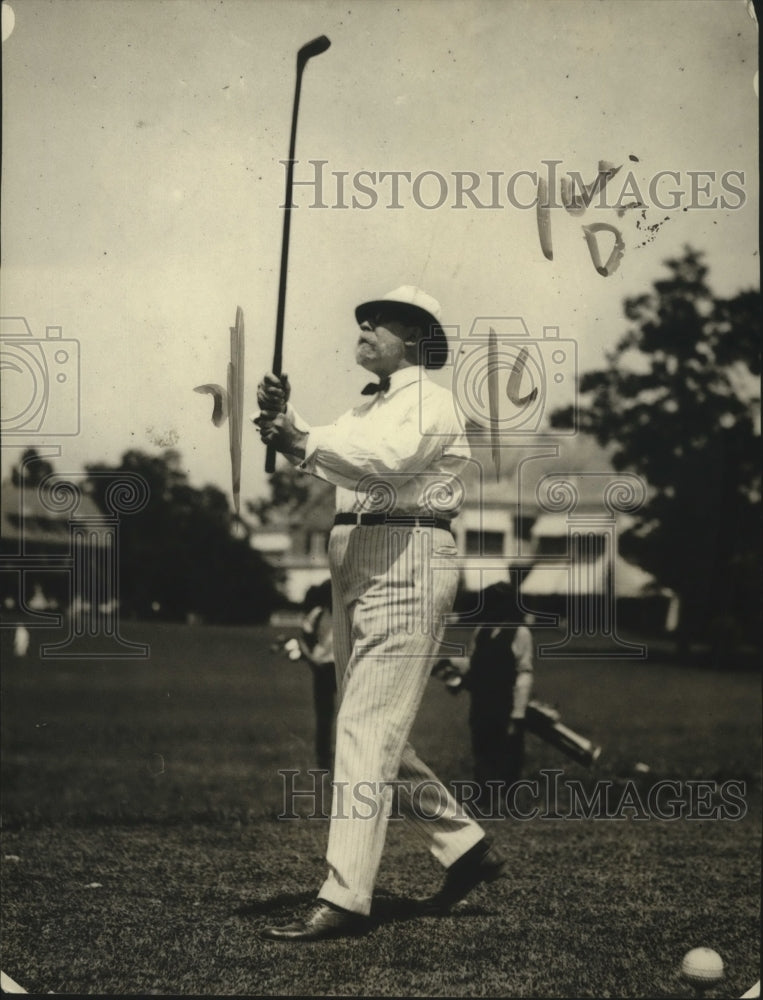 Load image into Gallery viewer, 1922 Press Photo Sec. of State Charles Hughes at Chevy Chase Golf Course
