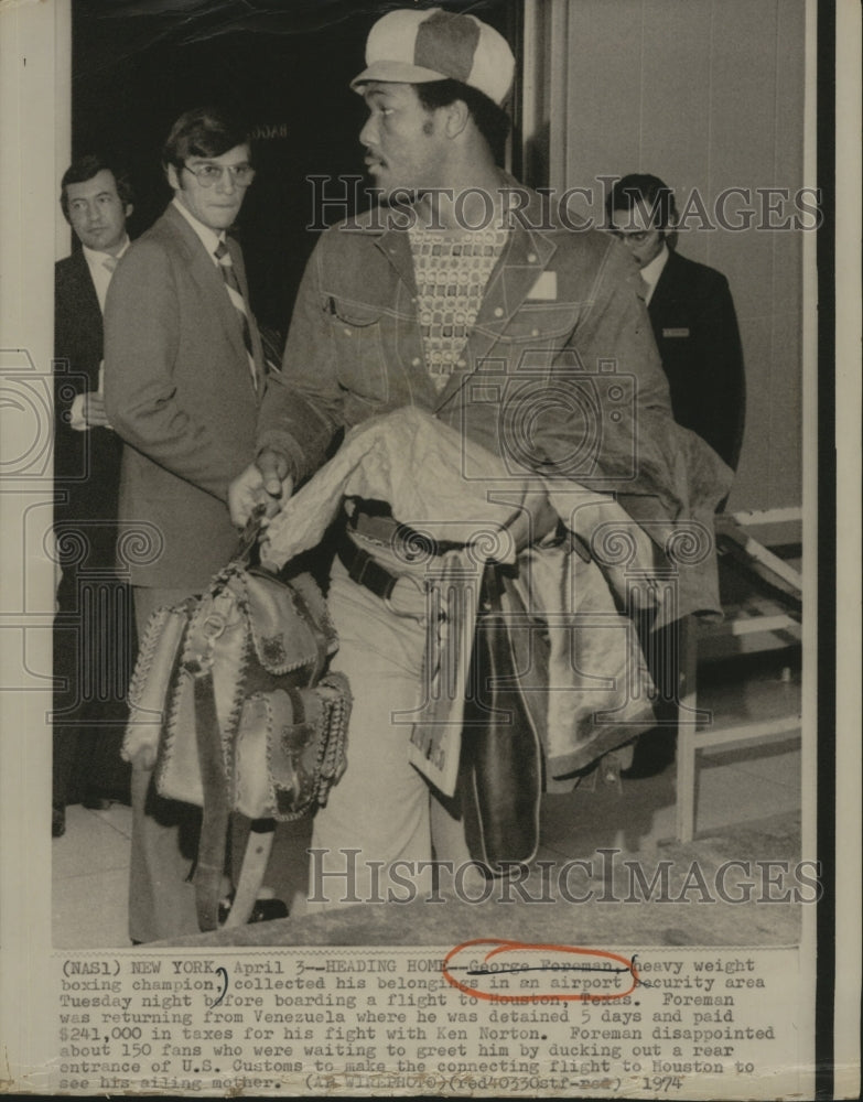 1974 Press Photo George Foreman Delayed at Airport on the Way to Houston Airport- Historic Images