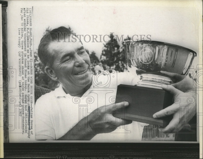 Load image into Gallery viewer, 1967 Press Photo Julius Boros look at the Buick Open Championship Trophy
