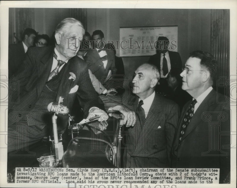 Load image into Gallery viewer, 1951 Press Photo Clyde Hoey chats with two witnesses of the RPC loan review
