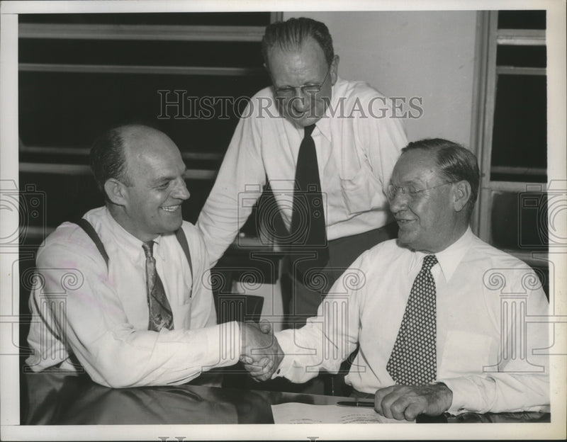 Load image into Gallery viewer, 1951 Press Photo Joe Curran and Frank Taylor and Mediator Clyde Mills
