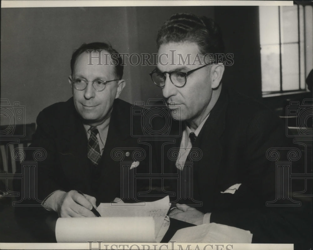 1937 Press Photo Glen M. DeVore being questioned with attorney, Leslie A. Cleary