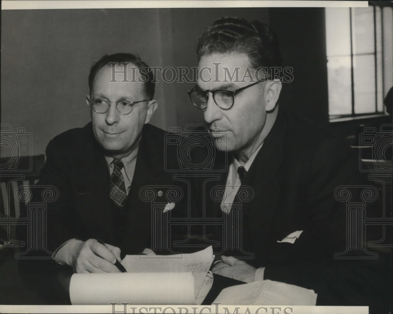 Load image into Gallery viewer, 1937 Press Photo Glen M. DeVore being questioned with attorney, Leslie A. Cleary
