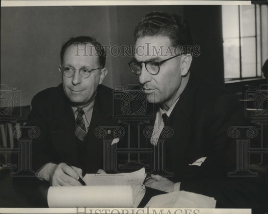 1937 Press Photo Glen M. DeVore being questioned with attorney, Leslie A. Cleary