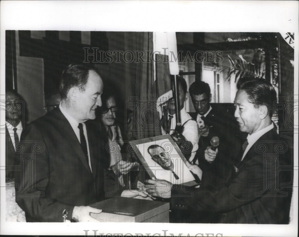 1965 Press Photo Hubert Humphrey presents picture of President Johnson- Historic Images