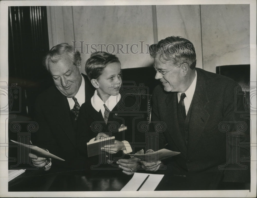 1937 Press Photo &quot;Nickey&quot; Arundel on the lap of Pat McCarran getting information- Historic Images