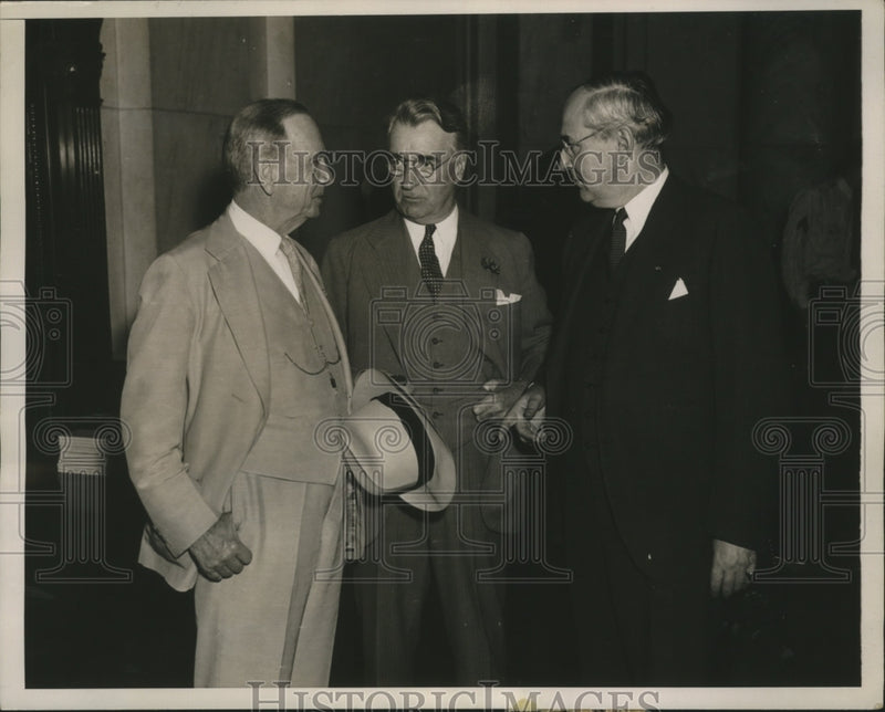 Load image into Gallery viewer, 1935 Press Photo Daniel Roper with Sen.Royal S.Copeland,Sen.Arthur Vandenberg
