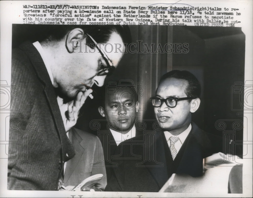 1957 Press Photo Indonesian Foreign Minister Subandrio with reporters at Wash.