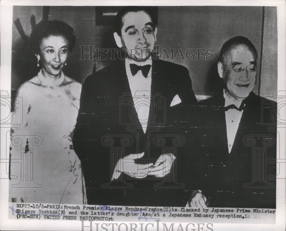 1954 Press Photo Pierre Mendes-France flanked by Shigeru Yoshida and Aso