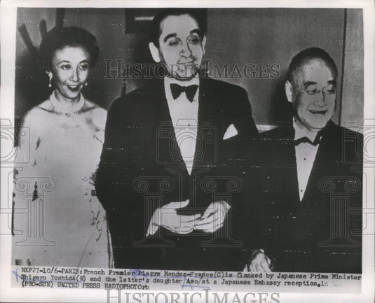 1954 Press Photo Pierre Mendes-France flanked by Shigeru Yoshida and Aso