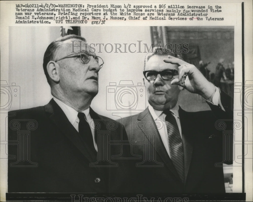 1970 Press Photo Donald E. Johnson, Dr. Marc J. Musser briefing reporters