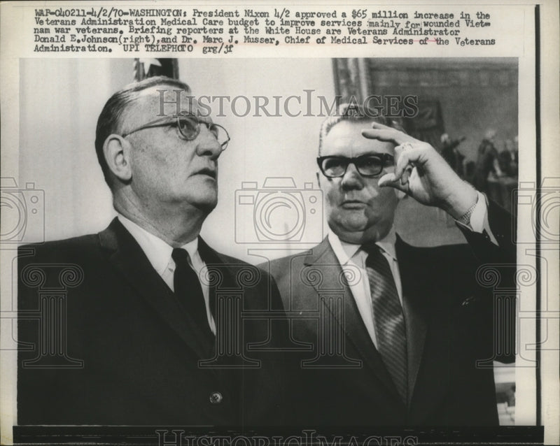 Load image into Gallery viewer, 1970 Press Photo Donald E. Johnson, Dr. Marc J. Musser briefing reporters

