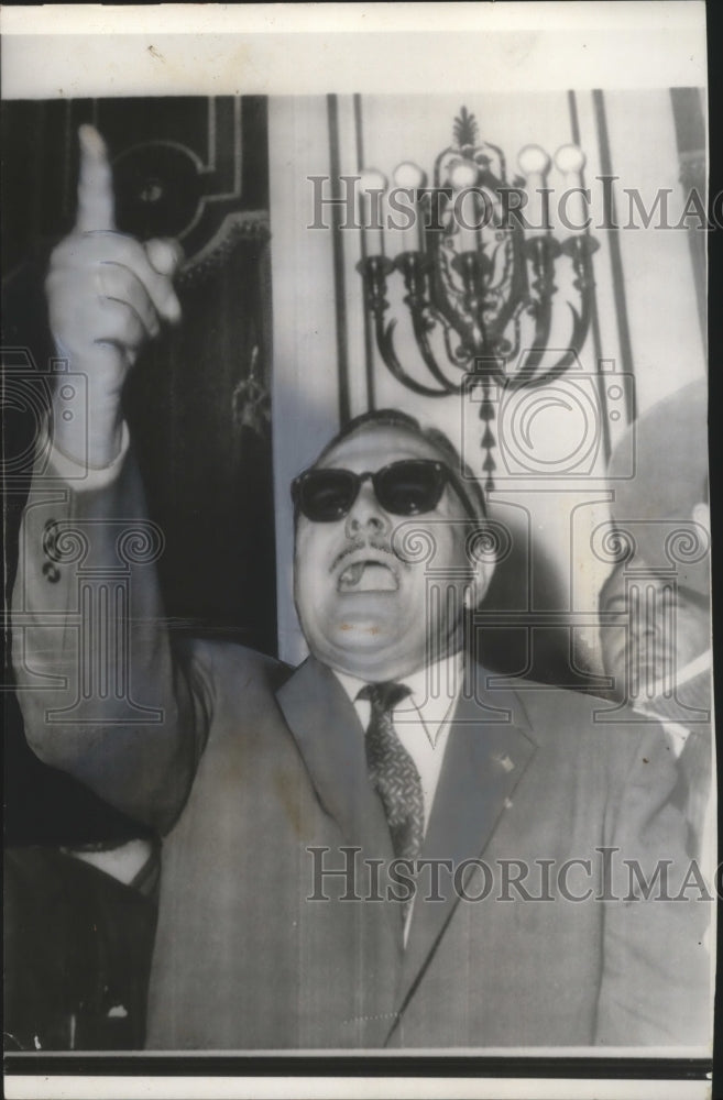 1959 Press Photo Manuel Urrutia, Cuban Provisional President talks to newsman