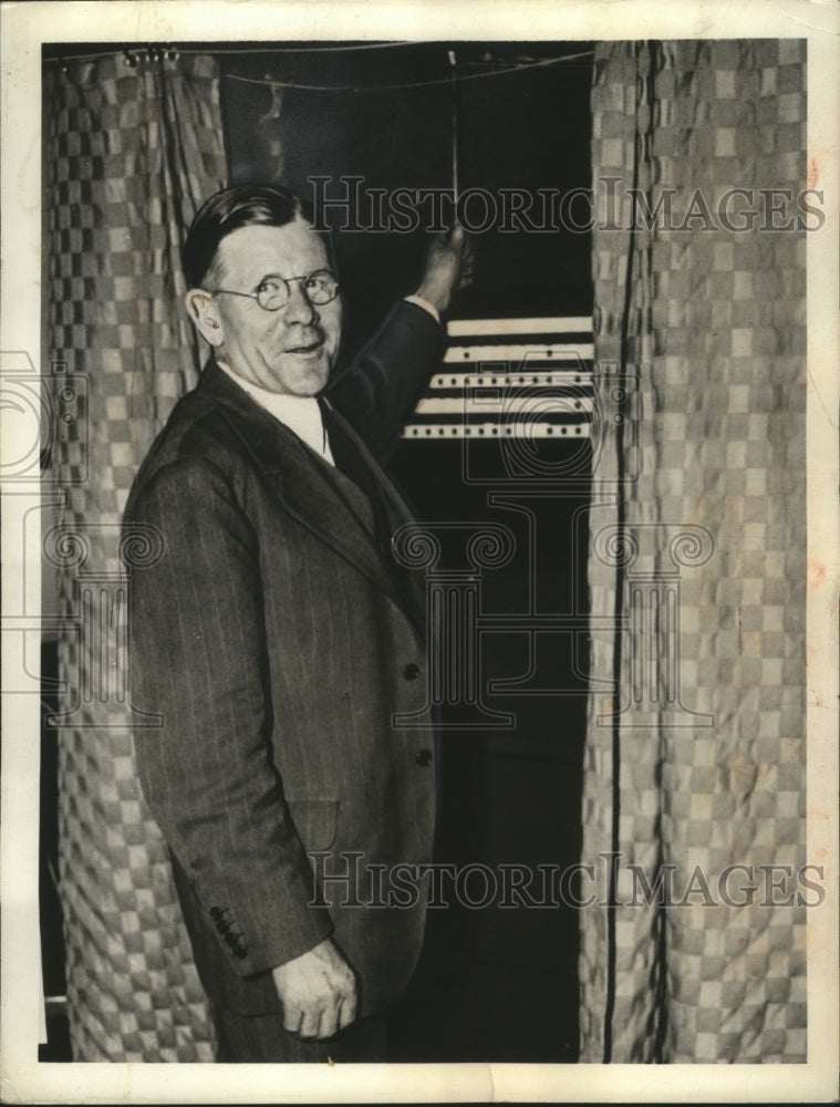 1938 Press Photo Arthur James Is Shown As He Cast His Vote- Historic Images