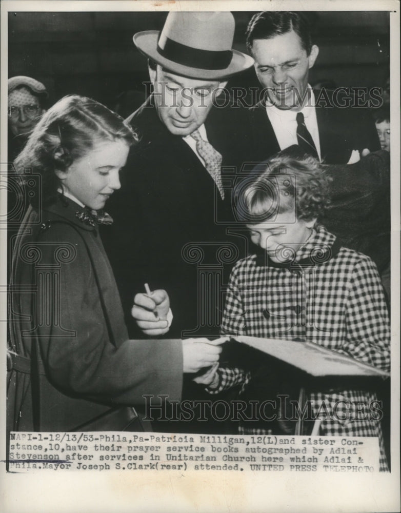 1953 Press Photo Adlai Stevenson Autographs Prayer Service Books After Services