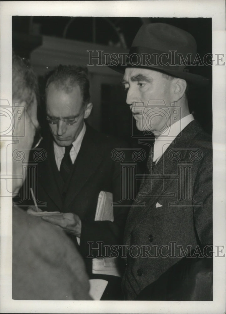 1938 Press Photo Gov Frank Murphy as He Talked with Reporters After Defeat
