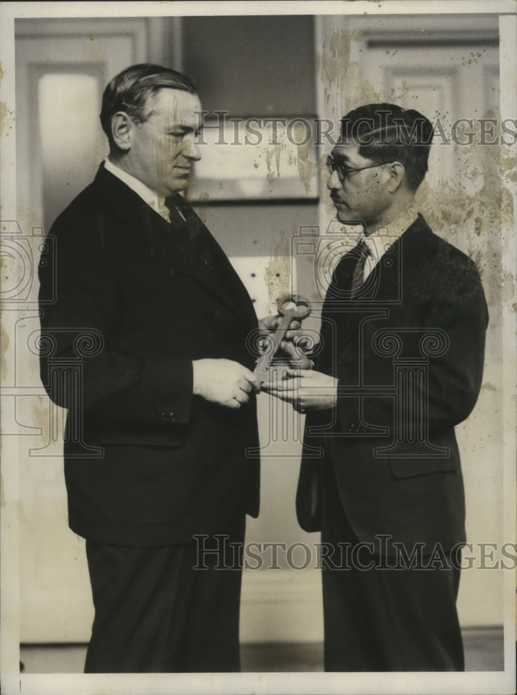 1931 Press Photo James Curley Delivers Gold Key of Boston to Kensuke Horinouchi