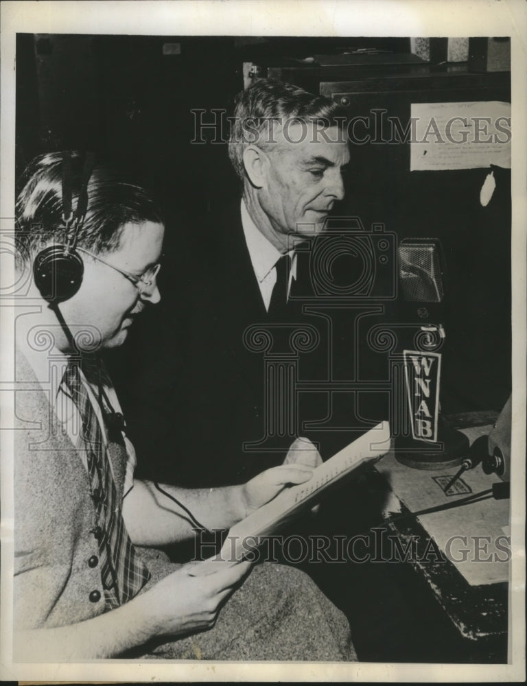 Load image into Gallery viewer, 1943 Press Photo Jasper McLevy on WNAB Radio after Bridgeport Mayoral Election
