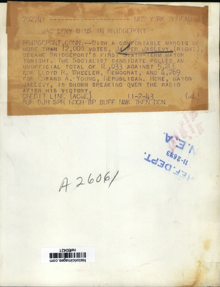 1943 Press Photo Jasper McLevy on WNAB Radio after Bridgeport Mayoral Election