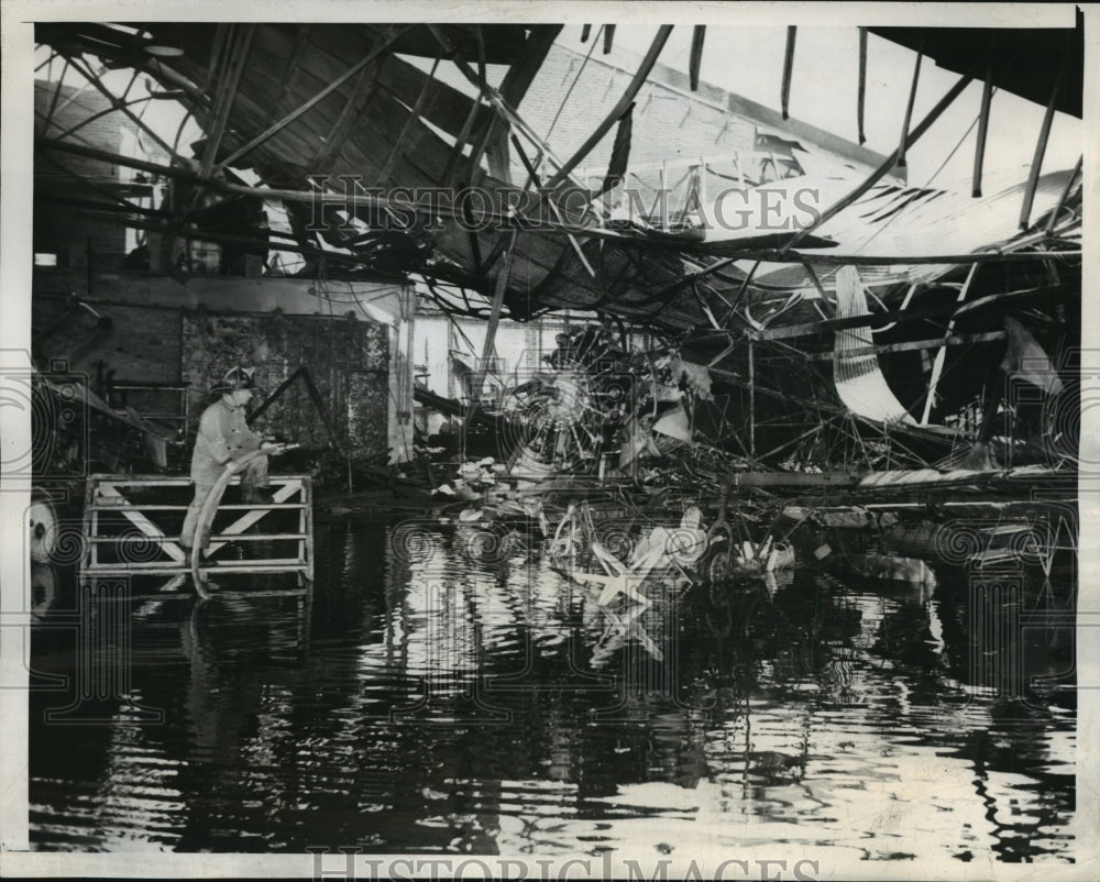 1944 Press Photo Fire destroys aircraft hangar - nef60499