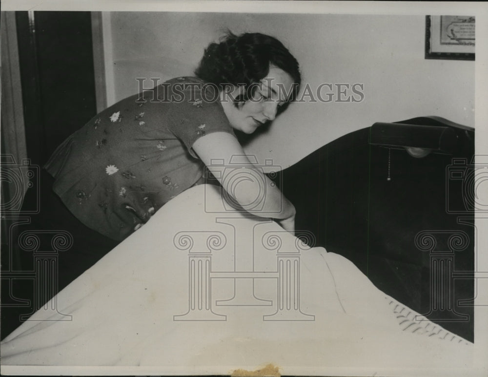 1937 Press Photo Patricia Wellesley Makes up Bed in Suite as Employees Strike- Historic Images