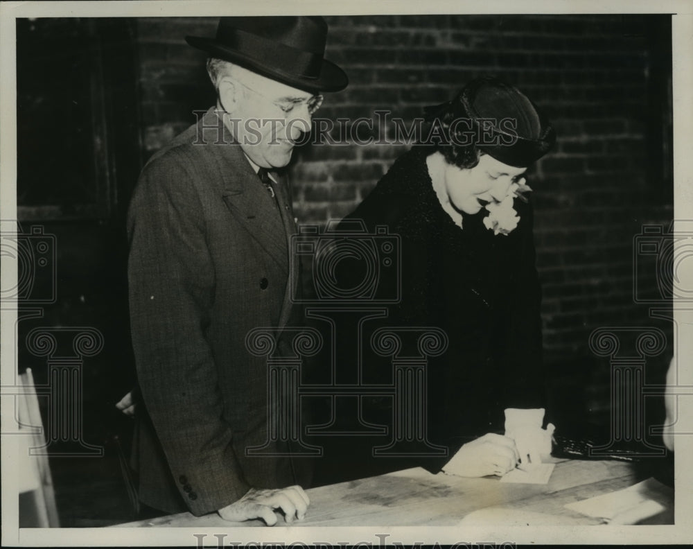 1938 Press Photo David L. Lawrence and Mrs. Lawrence vote in Pittsburgh