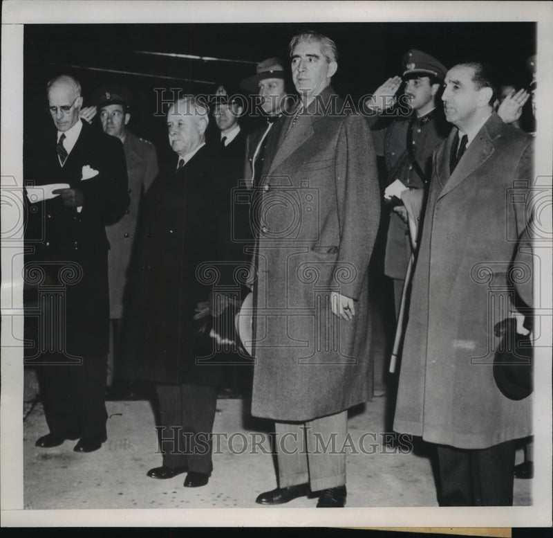 Load image into Gallery viewer, 1945 Press Photo Juan Antonios Rios of Chile Arrives at Rockefeller Airport
