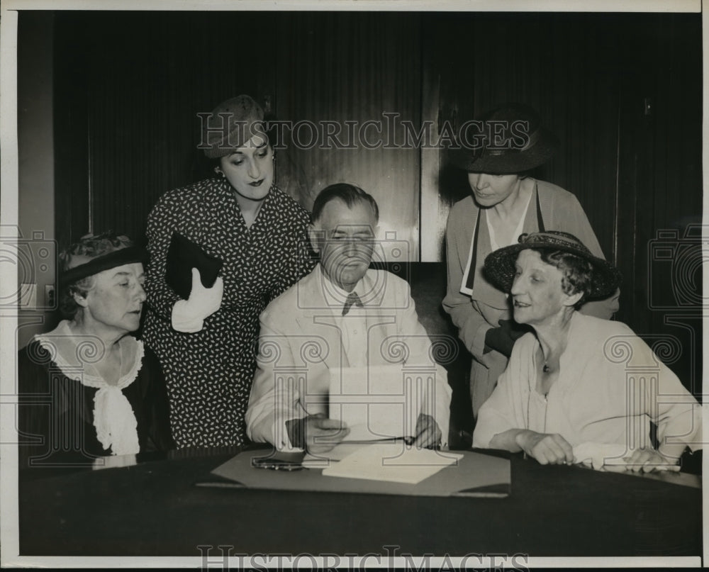 1937 Press Photo Senator Key Pittman Meets with Peoples Mandate Committee