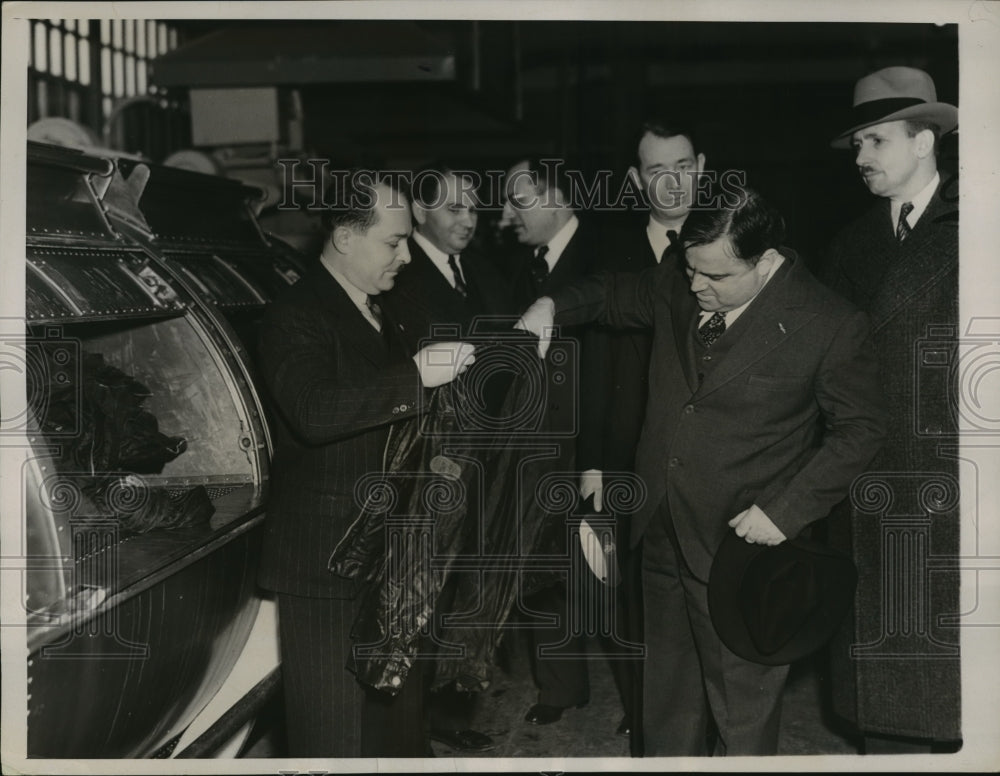1937 Press Photo LaGuardia examines a shirt which was cleaned in washing machine
