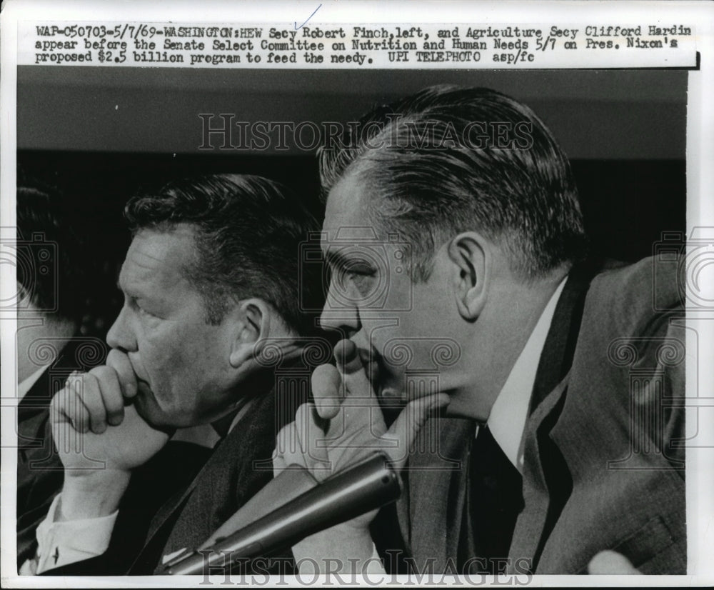 1969 Press Photo Robert Finch, Clifford Hardin at Senate Select Committee- Historic Images