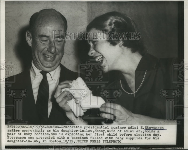 Load image into Gallery viewer, 1956 Press Photo Presidential Nominee Adlai Stevnson with Daughter-in-Law Nancy

