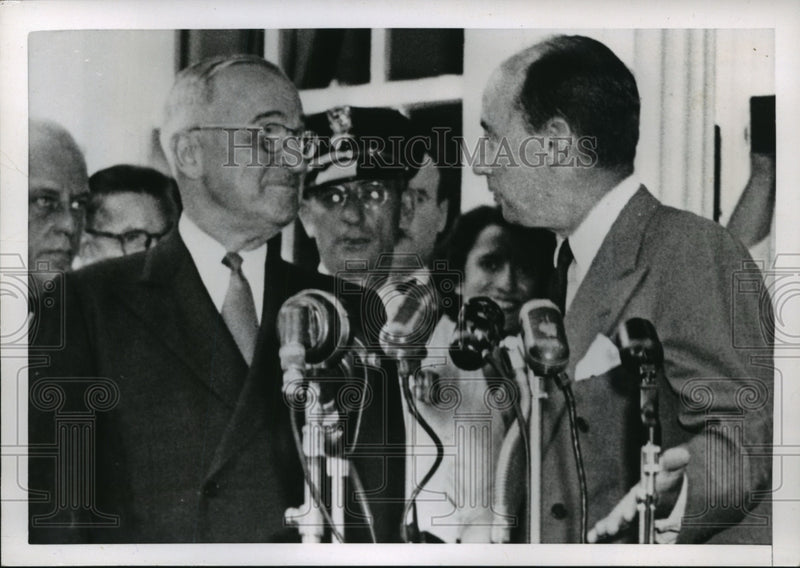 Load image into Gallery viewer, 1952 Press Photo Harry Truman, Adlai Stevenson Address White House Crowd
