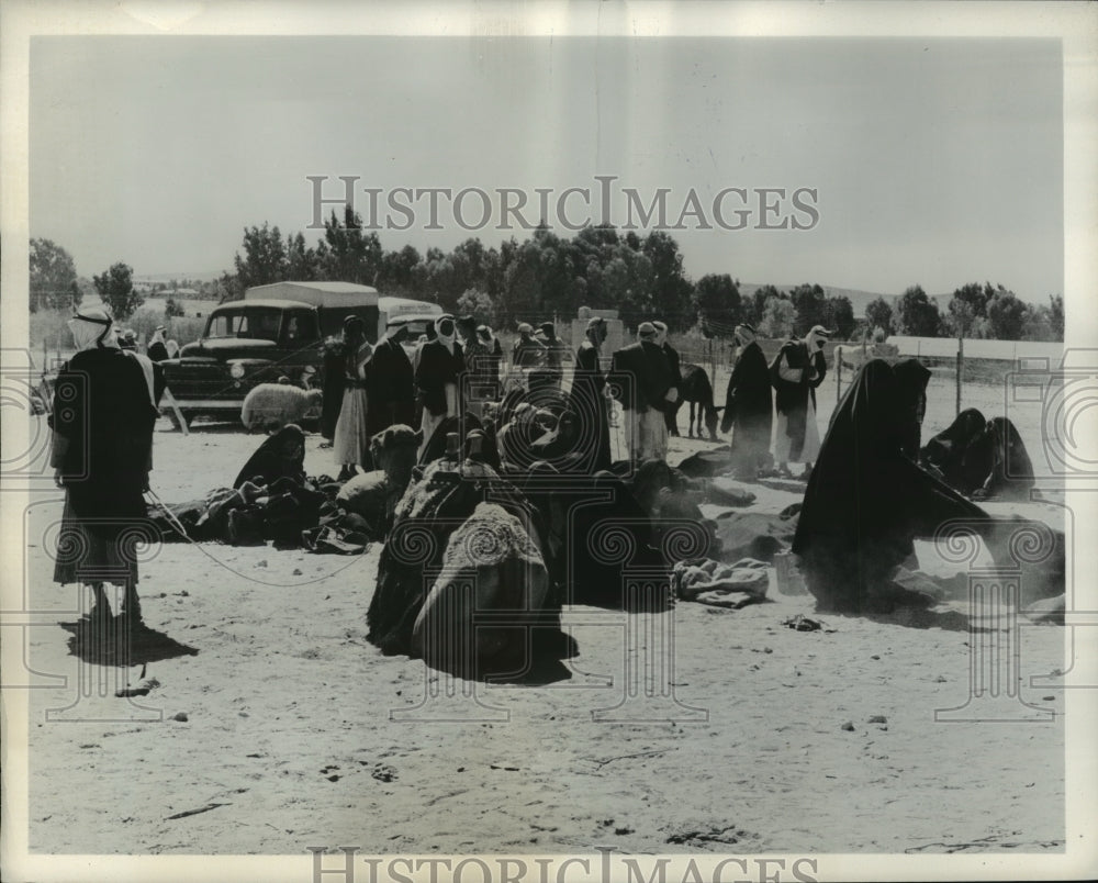 1963 Press Photo Desert Bedouin Gathers in Open Marketplace for Business
