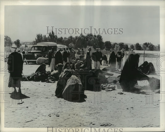 1963 Press Photo Desert Bedouin Gathers in Open Marketplace for Business