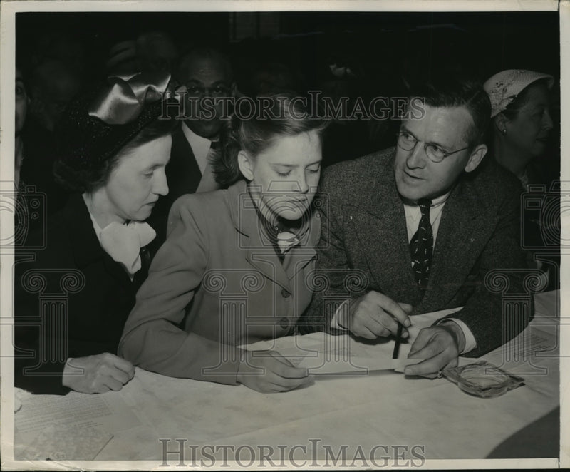 Load image into Gallery viewer, 1931 Press Photo Mother Daughter &amp; Father Attend 50th Annual U.S. Steel Meeting
