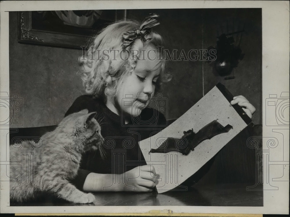 1945 Press Photo rs Roy Engler Socked Bat with Flay Swatter When it Entered Home