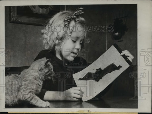 1945 Press Photo rs Roy Engler Socked Bat with Flay Swatter When it Entered Home