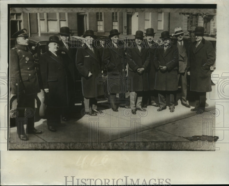 Load image into Gallery viewer, 1932 Press Photo Harry Moore and aids meet in Trenton, New Jersey - nef60786
