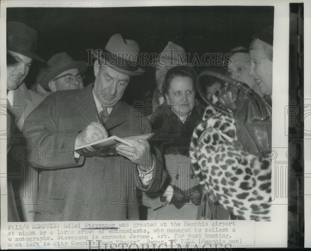 1955 Press Photo Adlai Stevenson greeted at the Memphis airport - nef60838