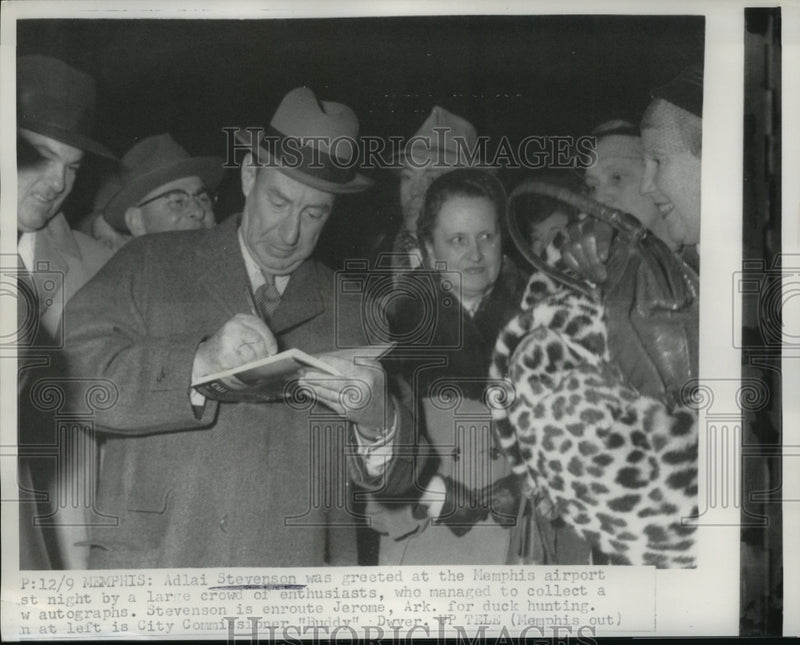 Load image into Gallery viewer, 1955 Press Photo Adlai Stevenson greeted at the Memphis airport - nef60838
