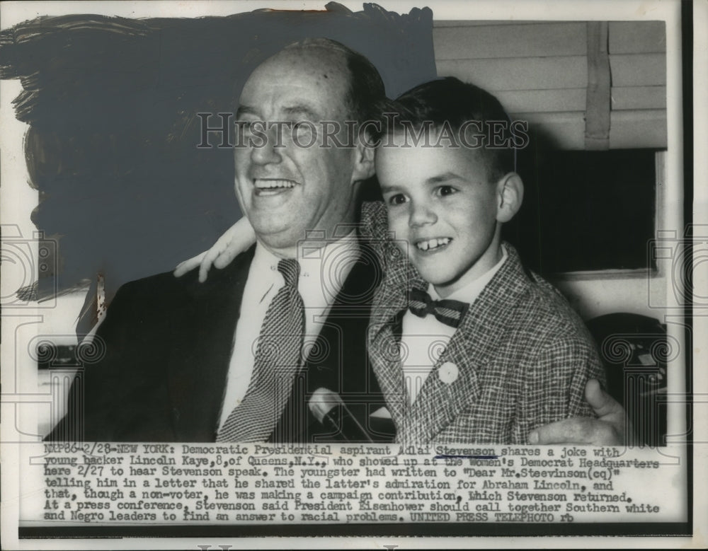 1956 Press Photo Adlai Stevenson shares a joke with Lincoln Kaye - nef60840