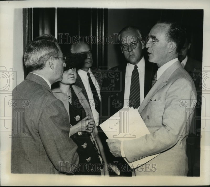 Load image into Gallery viewer, 1939 Press Photo Frank Murphy takes off his glasses to study an answer

